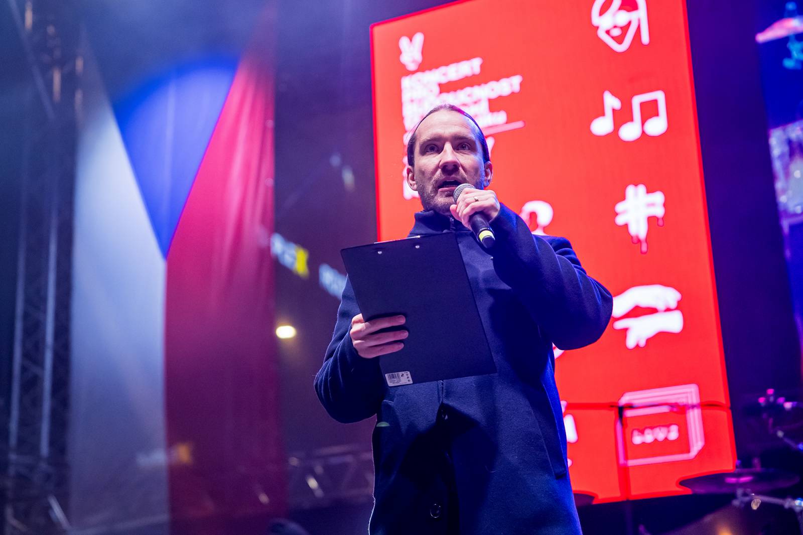 Oslavy sametové revoluce vyvrcholily na Václavském náměstí vystoupeními Davida Kollera, Tata Bojs nebo Ivana Hlase