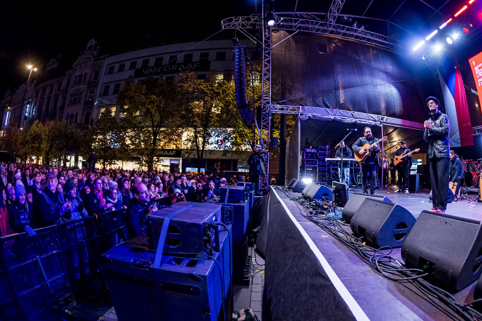 Oslavy sametové revoluce vyvrcholily na Václavském náměstí vystoupeními Davida Kollera, Tata Bojs nebo Ivana Hlase