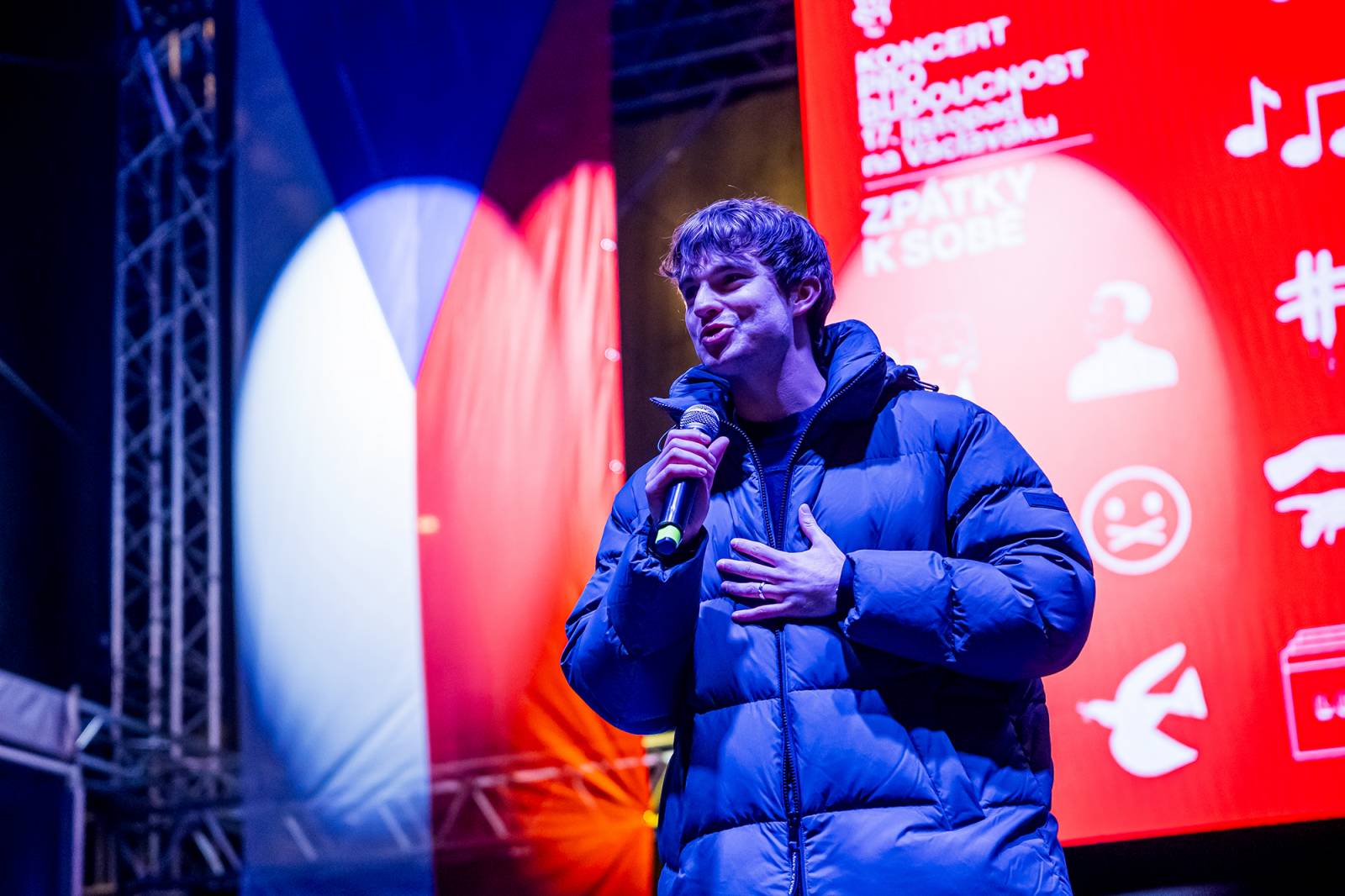 Oslavy sametové revoluce vyvrcholily na Václavském náměstí vystoupeními Davida Kollera, Tata Bojs nebo Ivana Hlase