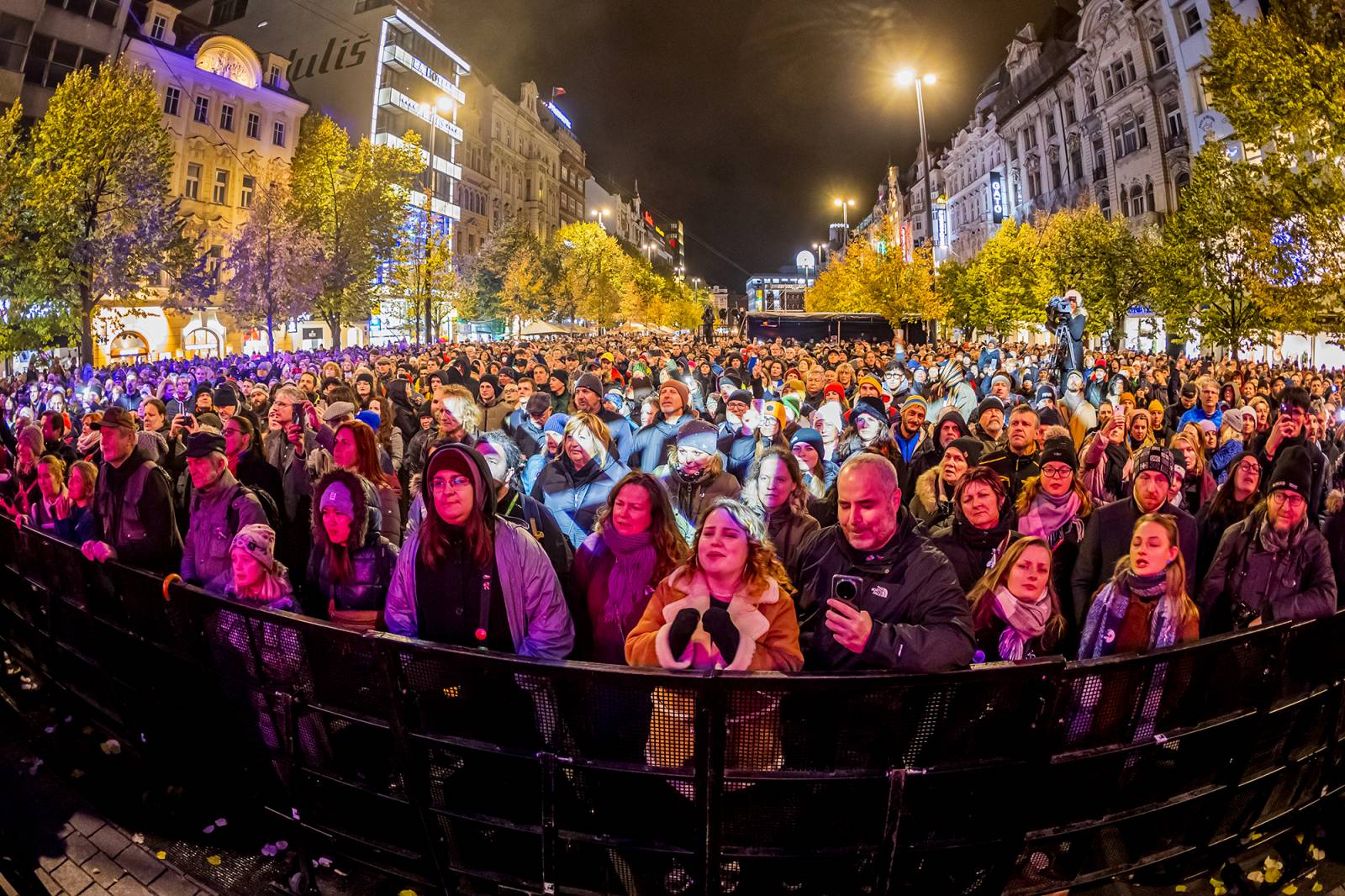 Oslavy sametové revoluce vyvrcholily na Václavském náměstí vystoupeními Davida Kollera, Tata Bojs nebo Ivana Hlase