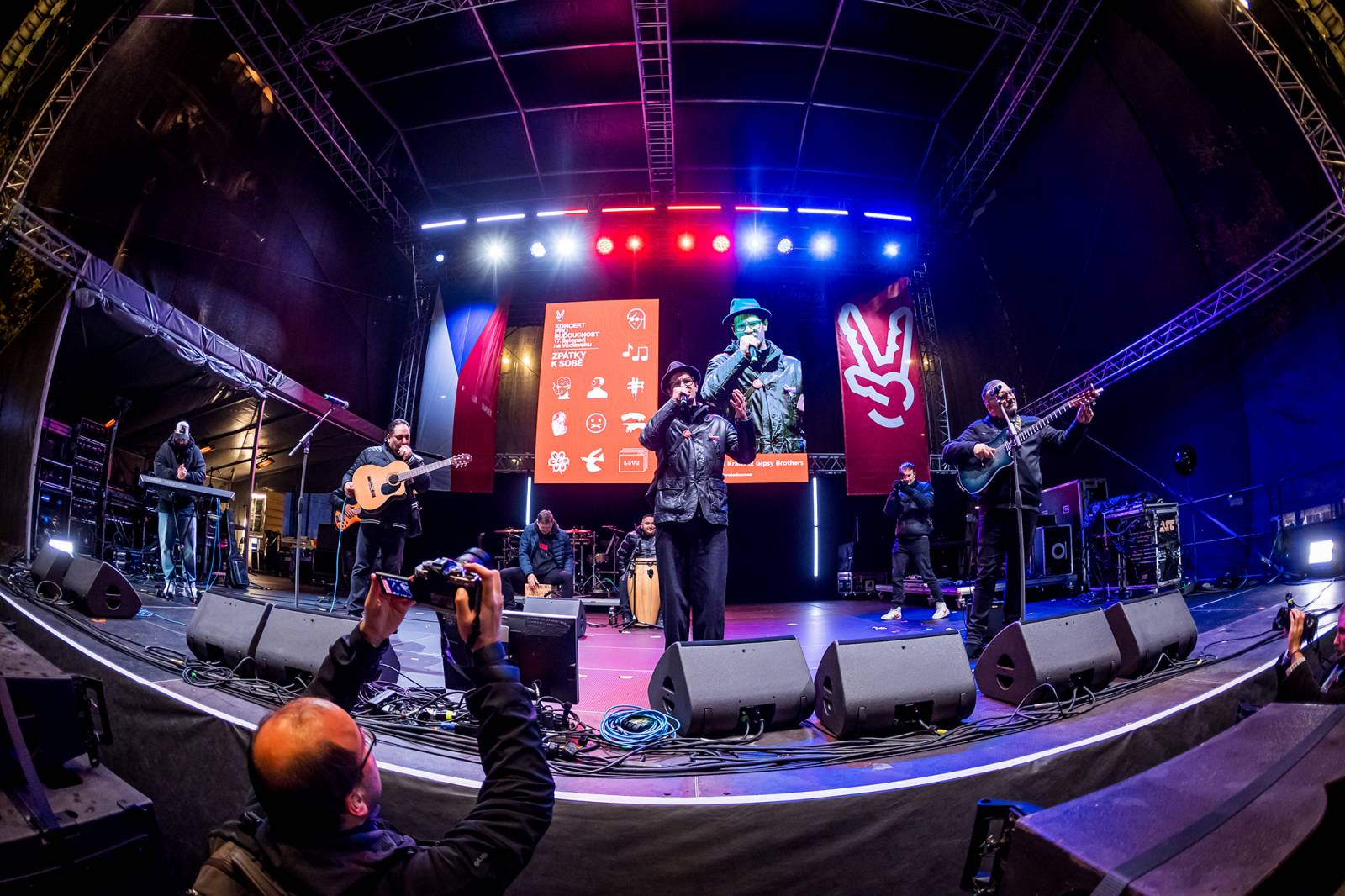 Oslavy sametové revoluce vyvrcholily na Václavském náměstí vystoupeními Davida Kollera, Tata Bojs nebo Ivana Hlase