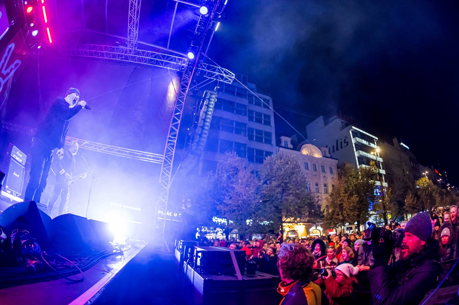 Oslavy sametové revoluce vyvrcholily na Václavském náměstí vystoupeními Davida Kollera, Tata Bojs nebo Ivana Hlase