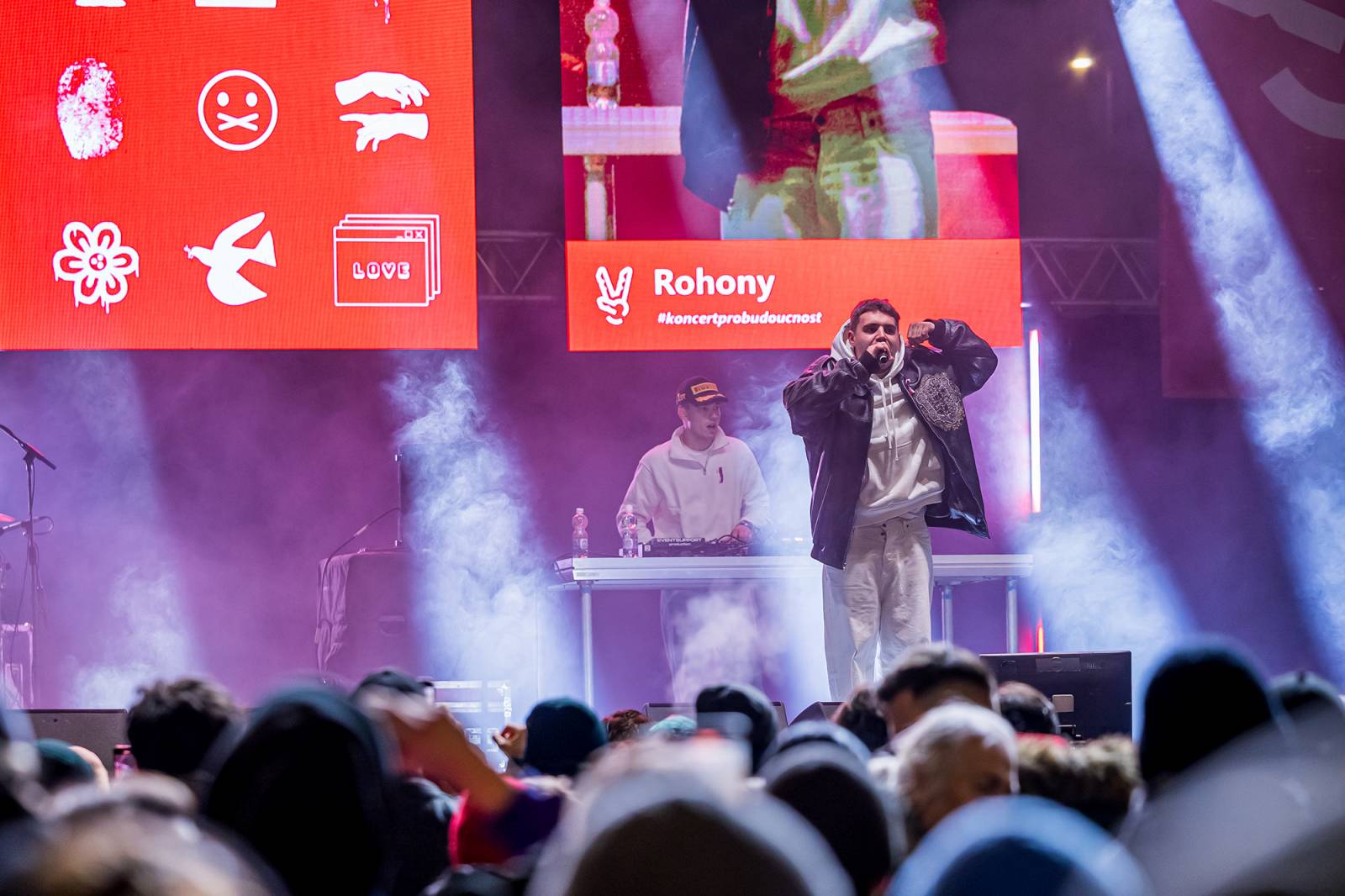 Oslavy sametové revoluce vyvrcholily na Václavském náměstí vystoupeními Davida Kollera, Tata Bojs nebo Ivana Hlase