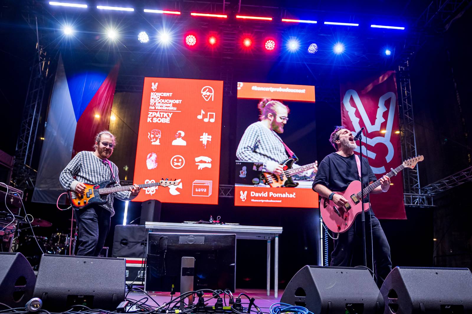 Oslavy sametové revoluce vyvrcholily na Václavském náměstí vystoupeními Davida Kollera, Tata Bojs nebo Ivana Hlase