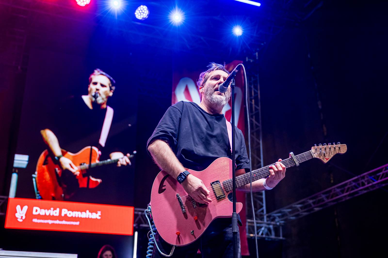 Oslavy sametové revoluce vyvrcholily na Václavském náměstí vystoupeními Davida Kollera, Tata Bojs nebo Ivana Hlase