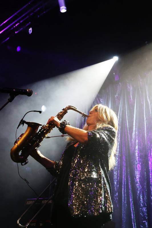 Saxofonová jízda Candy Dulfer. Funky saxy lady pobláznila Bratislavu