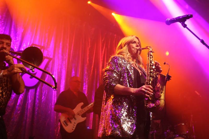Saxofonová jízda Candy Dulfer. Funky saxy lady pobláznila Bratislavu
