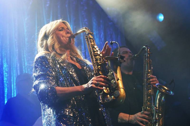 Saxofonová jízda Candy Dulfer. Funky saxy lady pobláznila Bratislavu
