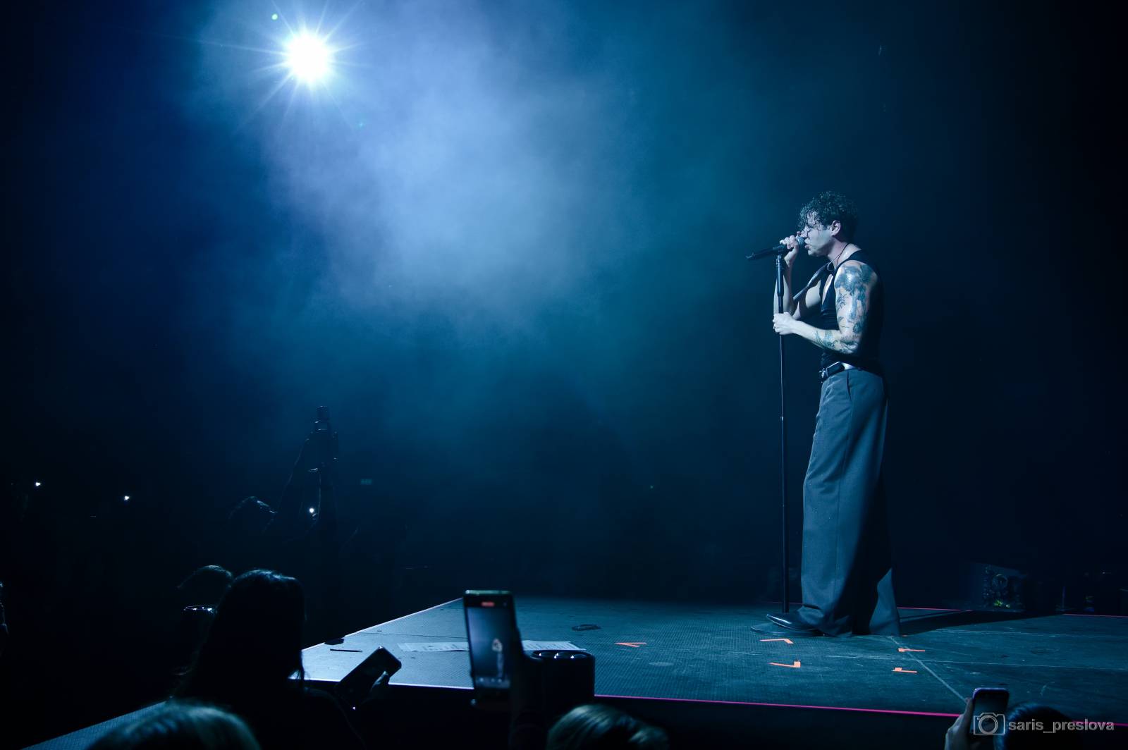 Sofian Medjmedj má za sebou největší show svého života, koncert ve Foru Karlín několikrát kvůli omdlévajícím fanynkám pozastavil