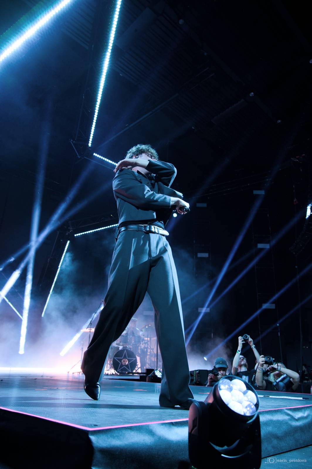 Sofian Medjmedj má za sebou největší show svého života, koncert ve Foru Karlín několikrát kvůli omdlévajícím fanynkám pozastavil