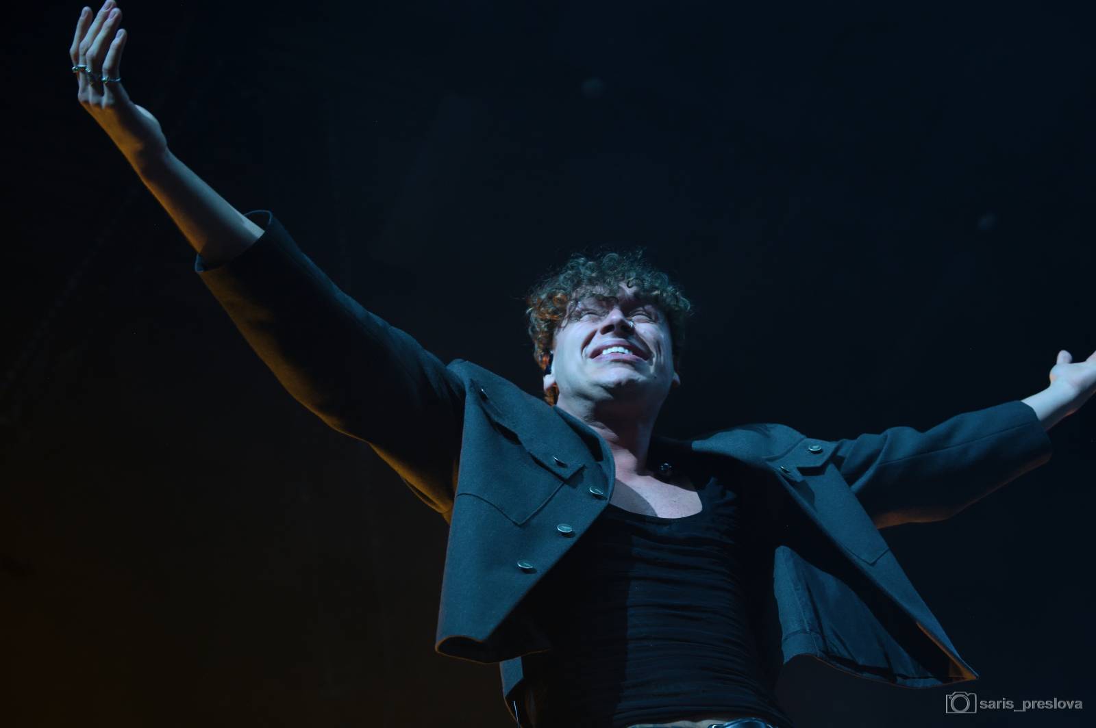 Sofian Medjmedj má za sebou největší show svého života, koncert ve Foru Karlín několikrát kvůli omdlévajícím fanynkám pozastavil