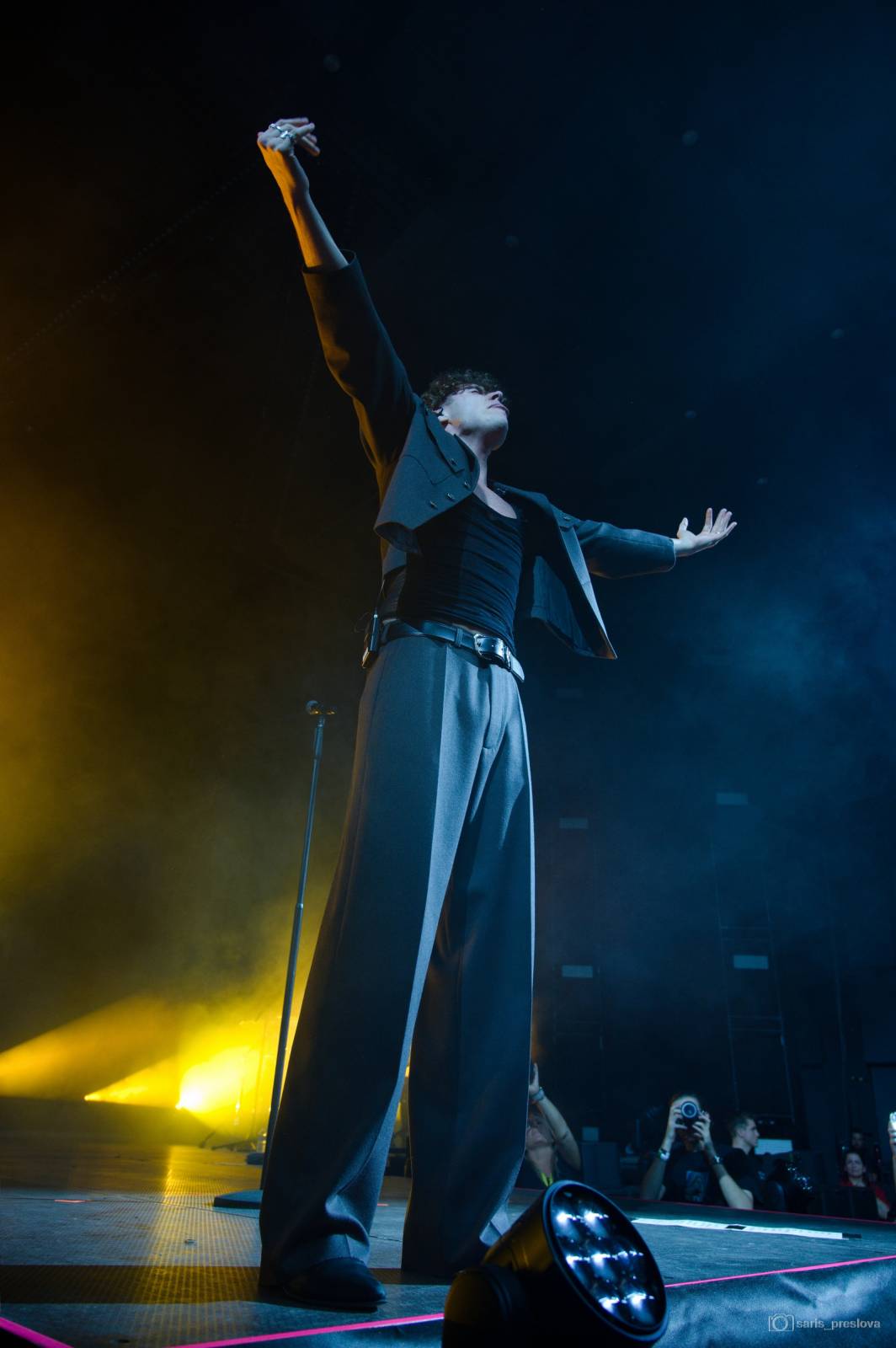 Sofian Medjmedj má za sebou největší show svého života, koncert ve Foru Karlín několikrát kvůli omdlévajícím fanynkám pozastavil