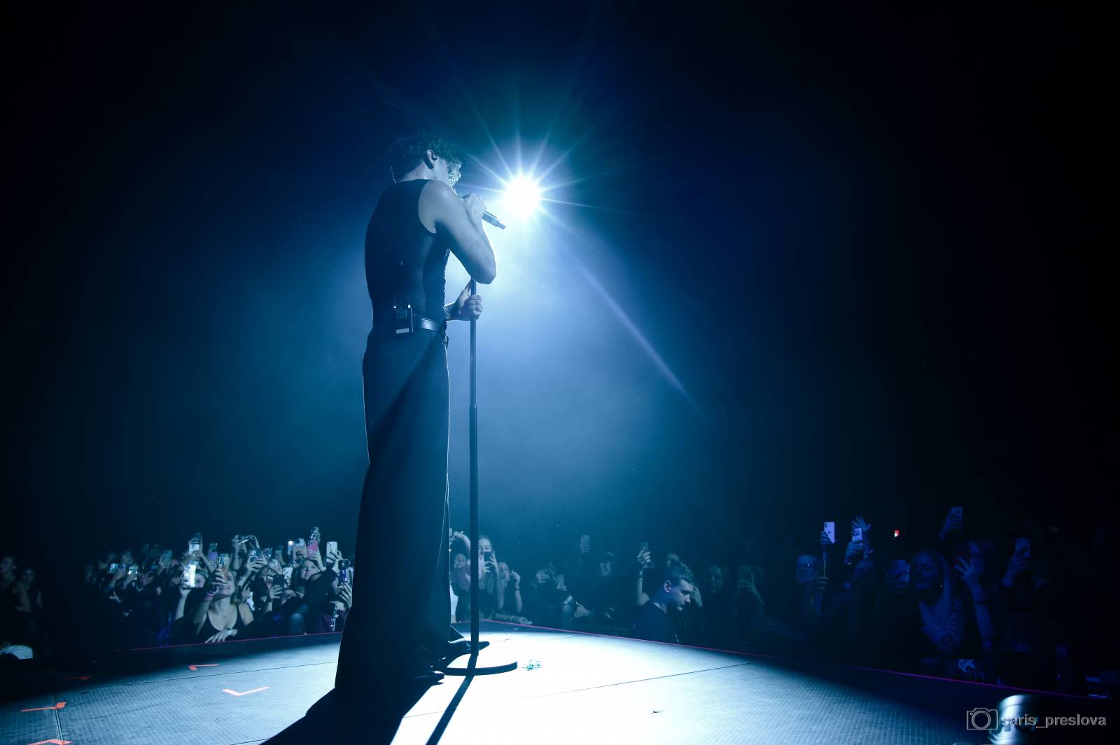 Sofian Medjmedj má za sebou největší show svého života, koncert ve Foru Karlín několikrát kvůli omdlévajícím fanynkám pozastavil