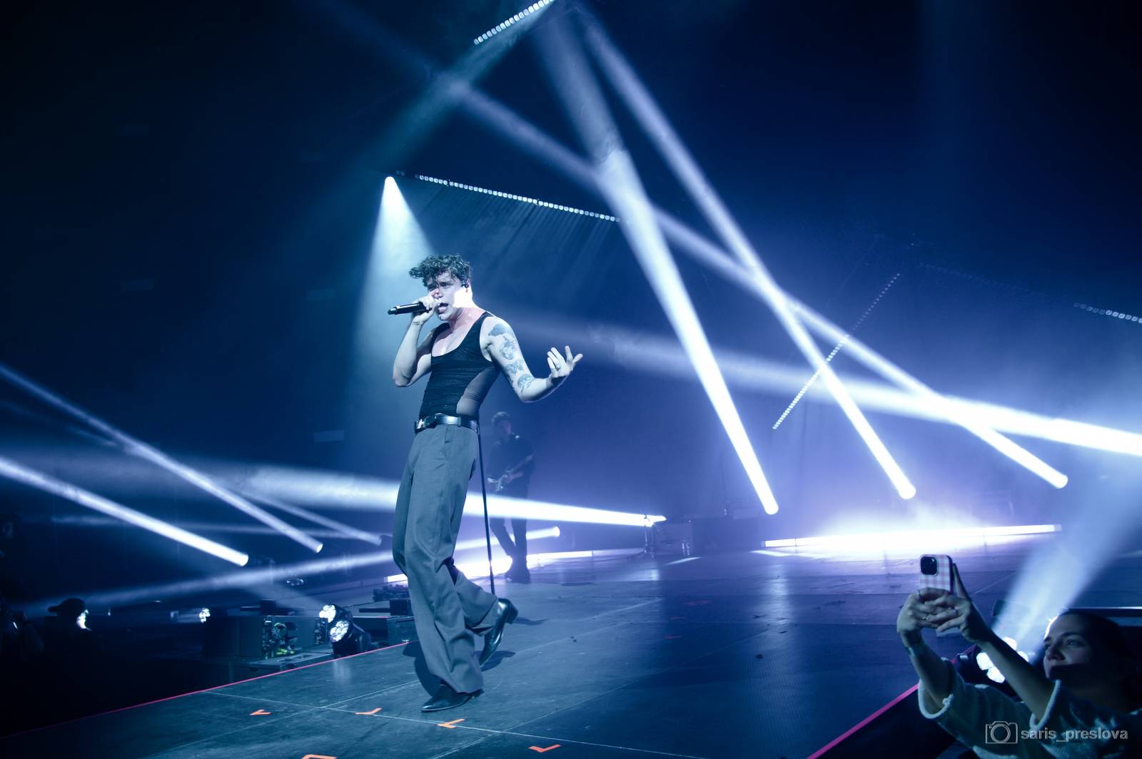 Sofian Medjmedj má za sebou největší show svého života, koncert ve Foru Karlín několikrát kvůli omdlévajícím fanynkám pozastavil