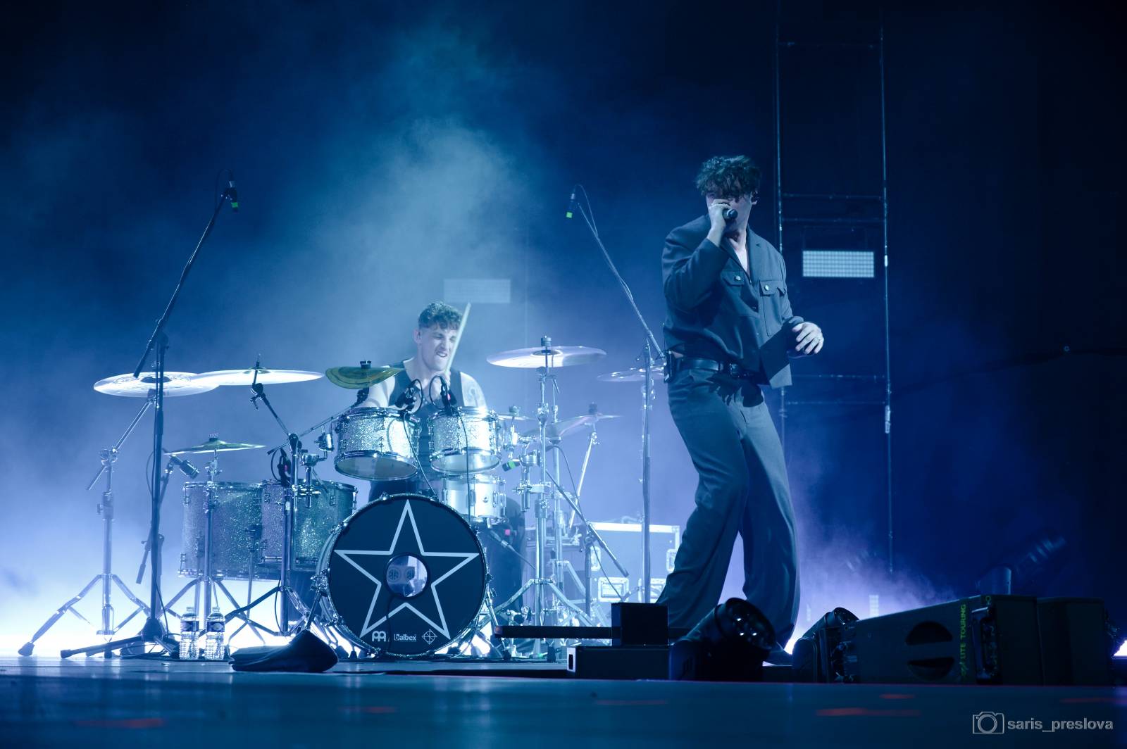 Sofian Medjmedj má za sebou největší show svého života, koncert ve Foru Karlín několikrát kvůli omdlévajícím fanynkám pozastavil