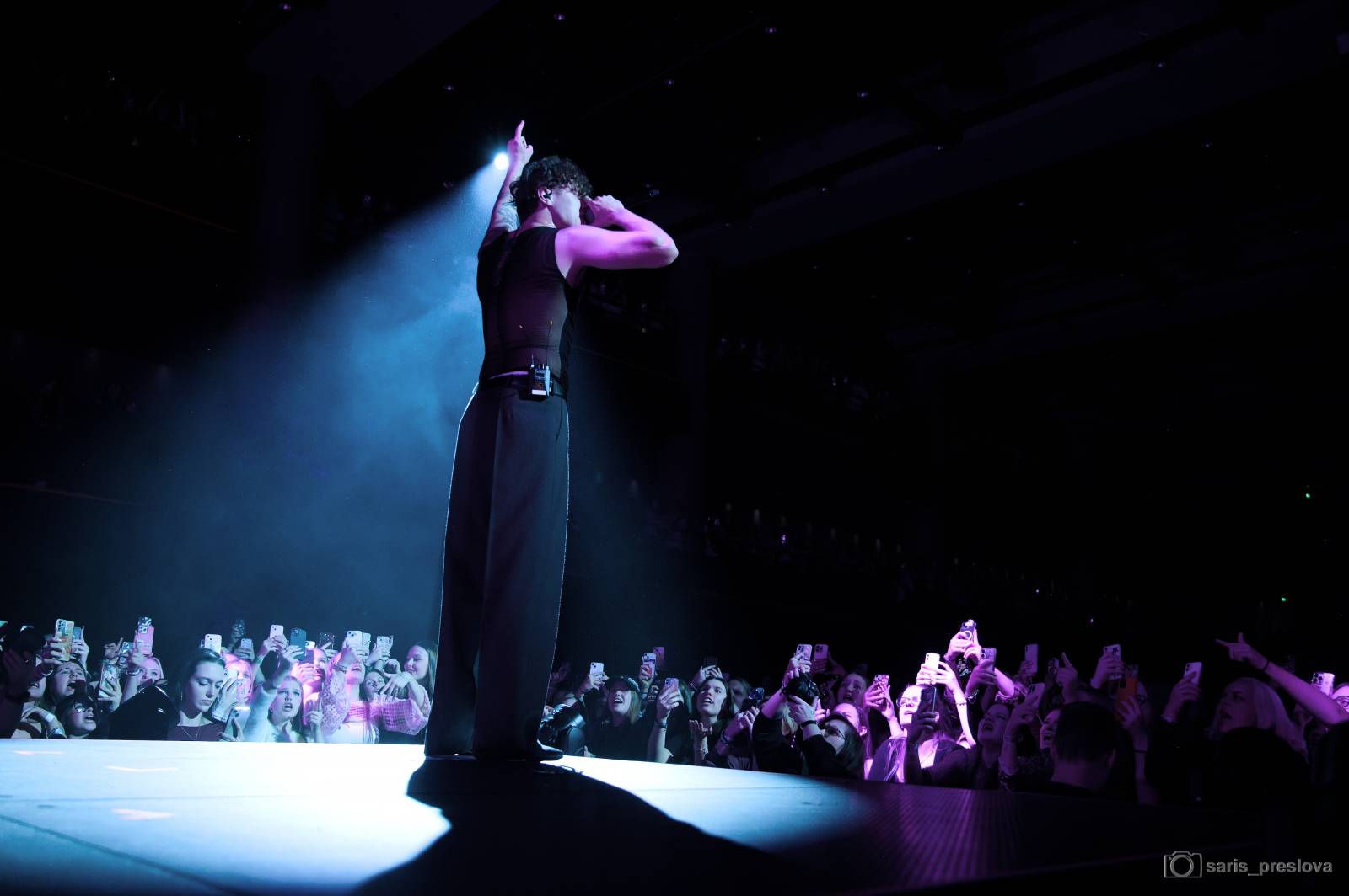 Sofian Medjmedj má za sebou největší show svého života, koncert ve Foru Karlín několikrát kvůli omdlévajícím fanynkám pozastavil