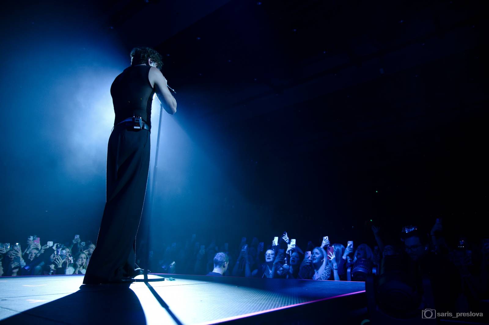 Sofian Medjmedj má za sebou největší show svého života, koncert ve Foru Karlín několikrát kvůli omdlévajícím fanynkám pozastavil