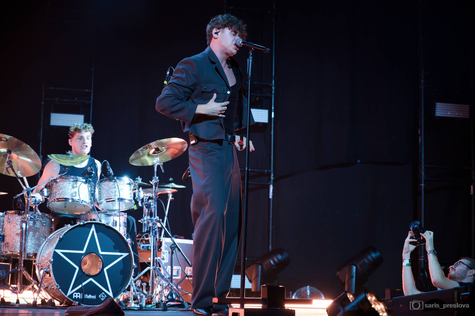 Sofian Medjmedj má za sebou největší show svého života, koncert ve Foru Karlín několikrát kvůli omdlévajícím fanynkám pozastavil