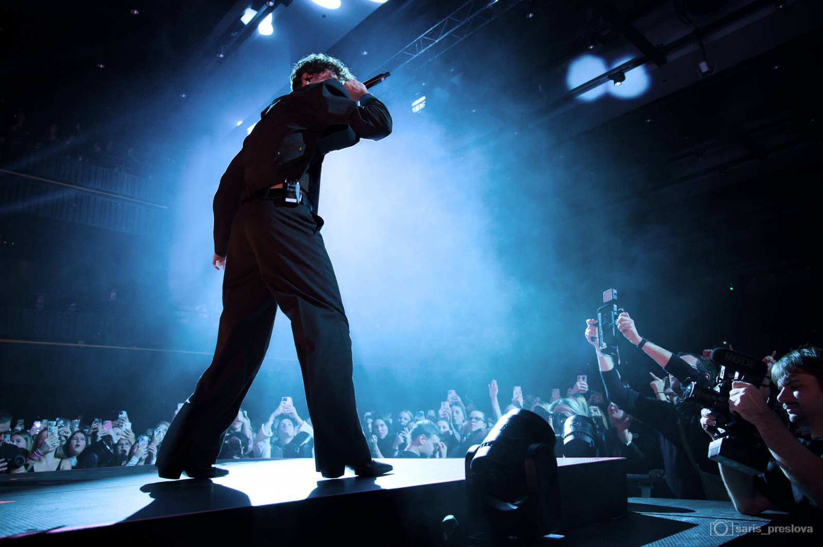 Sofian Medjmedj má za sebou největší show svého života, koncert ve Foru Karlín několikrát kvůli omdlévajícím fanynkám pozastavil