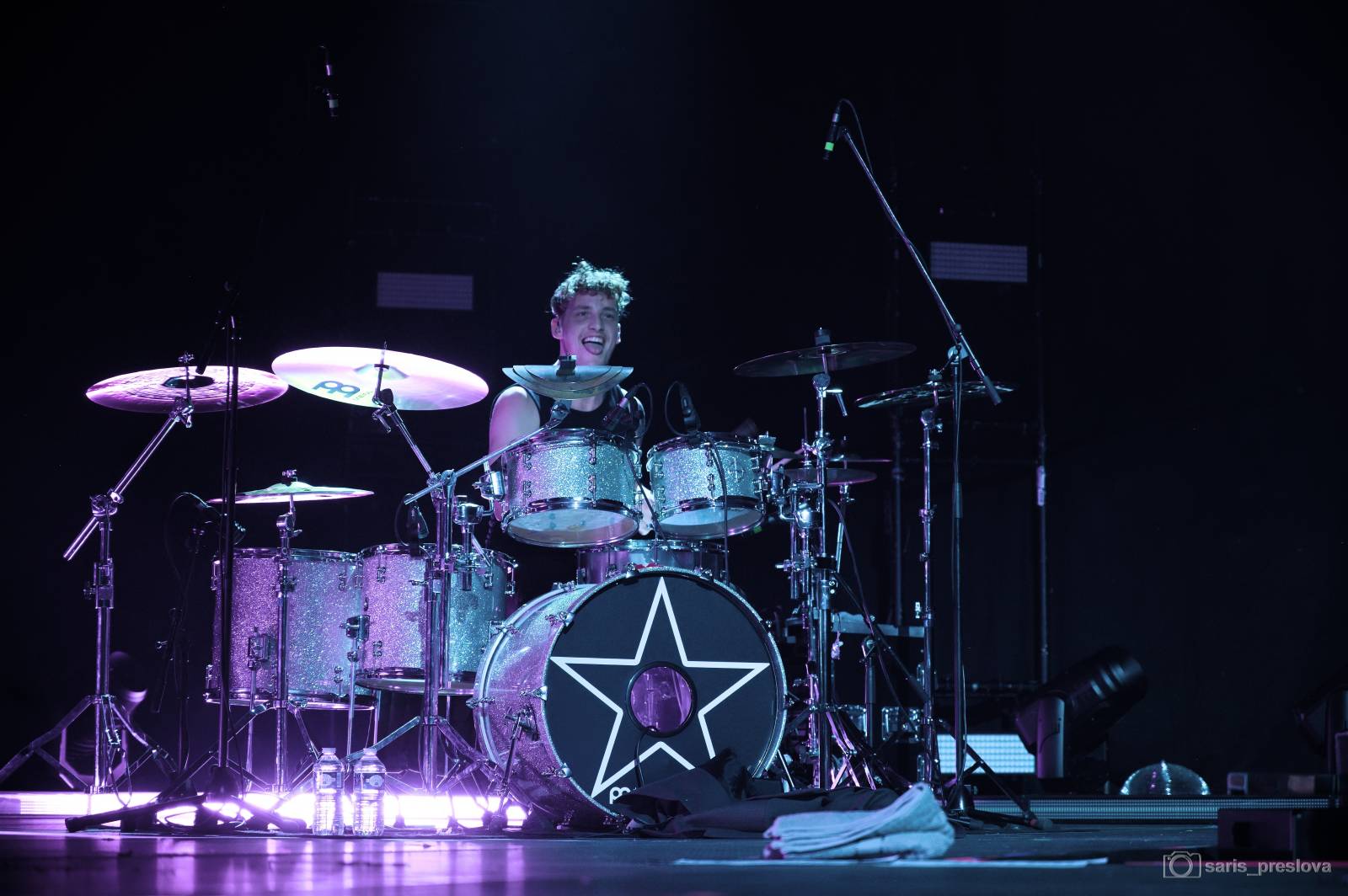 Sofian Medjmedj má za sebou největší show svého života, koncert ve Foru Karlín několikrát kvůli omdlévajícím fanynkám pozastavil