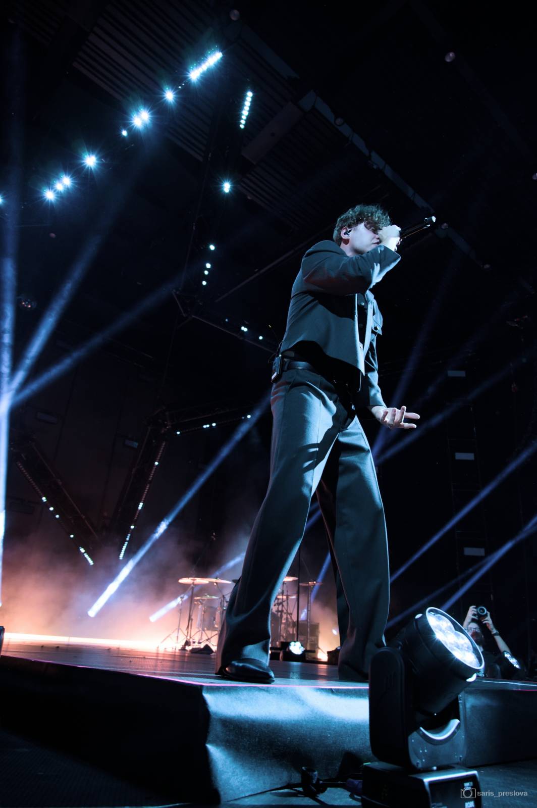 Sofian Medjmedj má za sebou největší show svého života, koncert ve Foru Karlín několikrát kvůli omdlévajícím fanynkám pozastavil