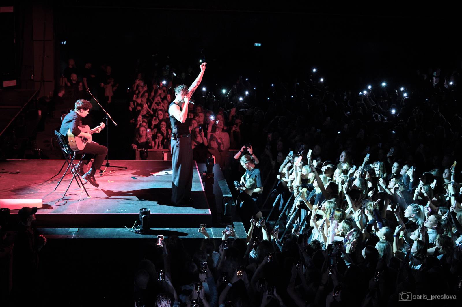 Sofian Medjmedj má za sebou největší show svého života, koncert ve Foru Karlín několikrát kvůli omdlévajícím fanynkám pozastavil