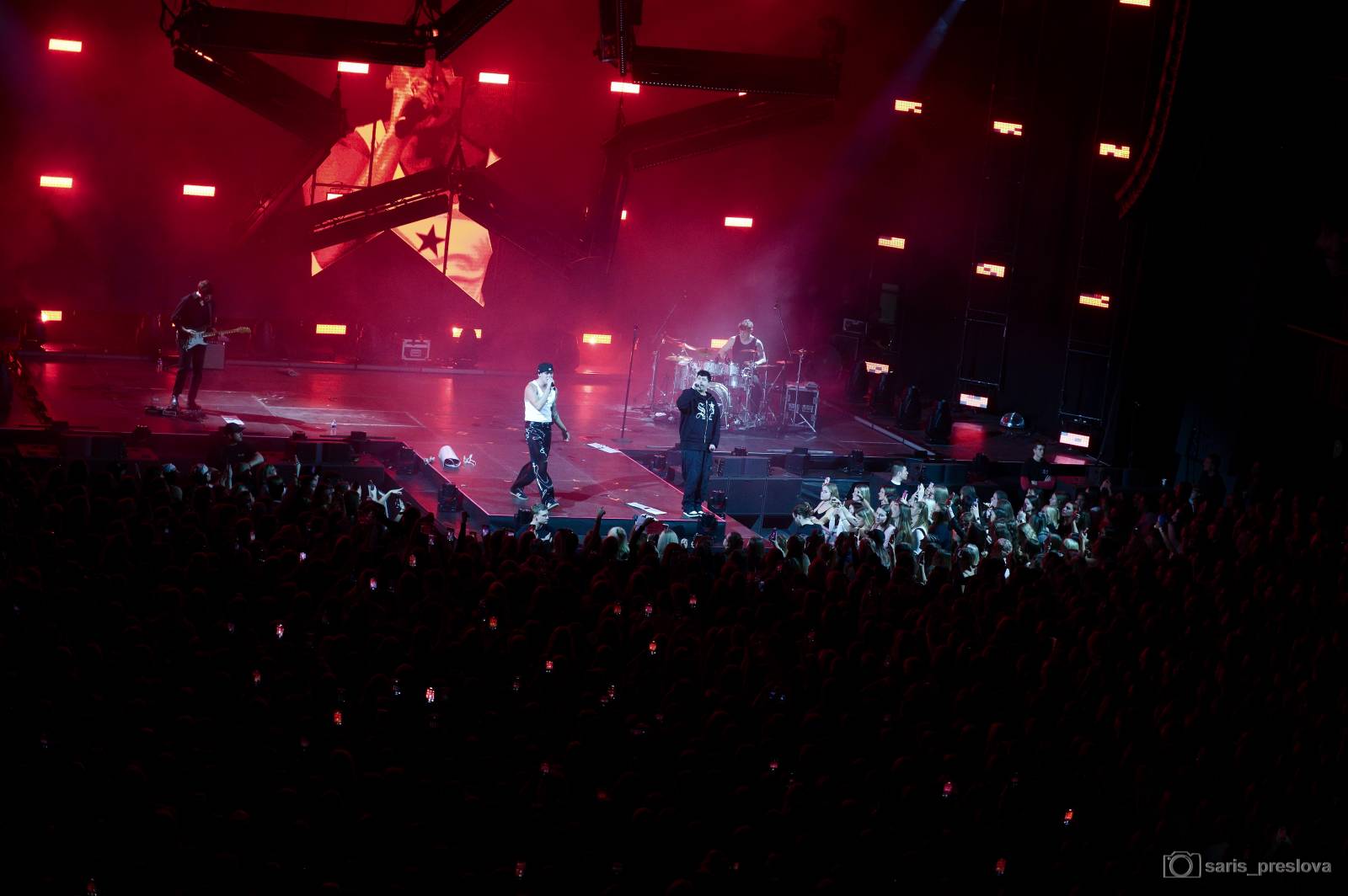 Sofian Medjmedj má za sebou největší show svého života, koncert ve Foru Karlín několikrát kvůli omdlévajícím fanynkám pozastavil