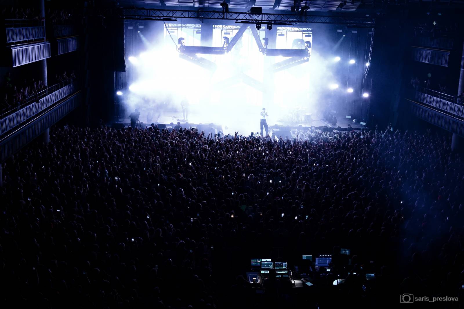 Sofian Medjmedj má za sebou největší show svého života, koncert ve Foru Karlín několikrát kvůli omdlévajícím fanynkám pozastavil