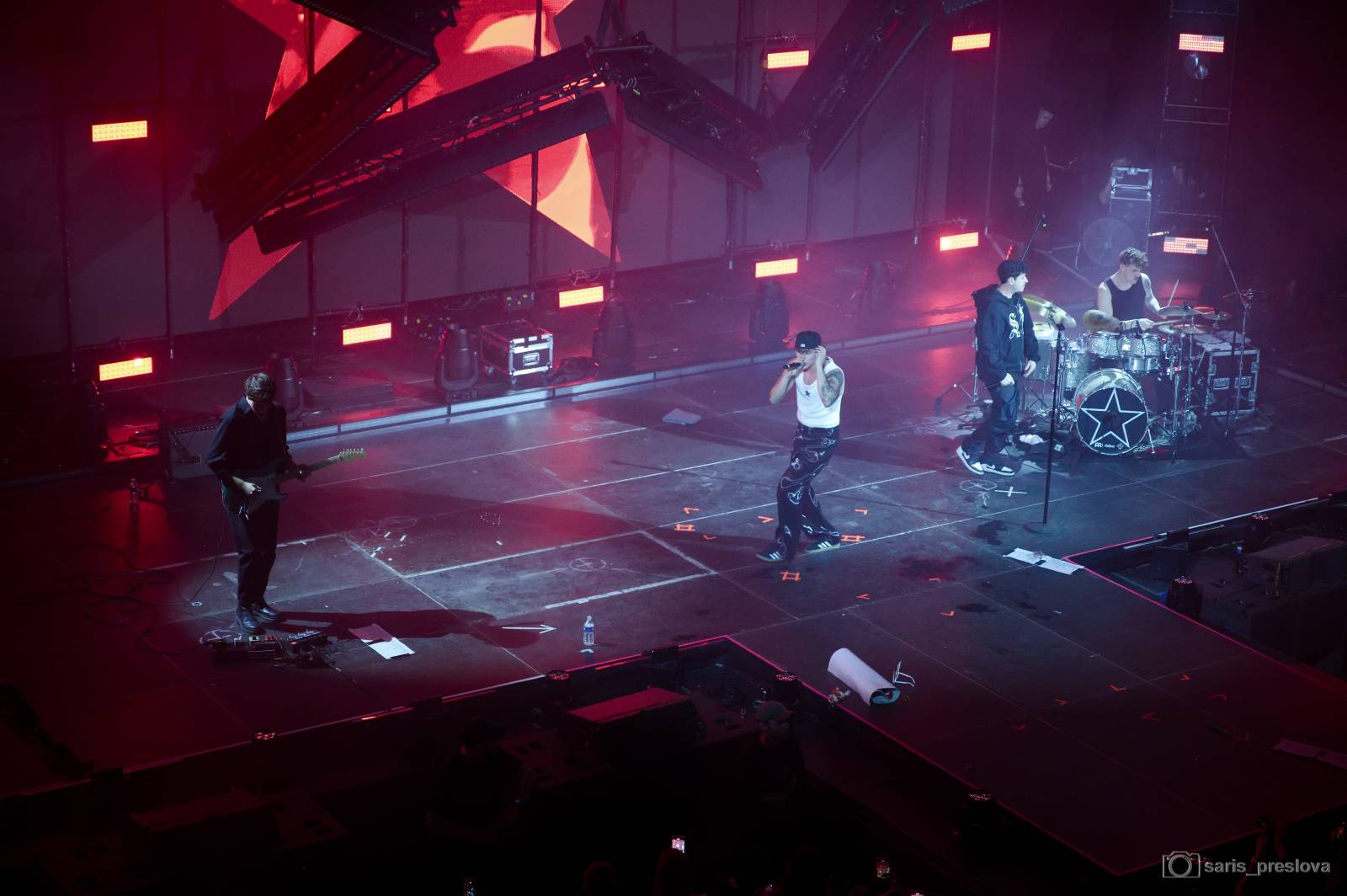 Sofian Medjmedj má za sebou největší show svého života, koncert ve Foru Karlín několikrát kvůli omdlévajícím fanynkám pozastavil