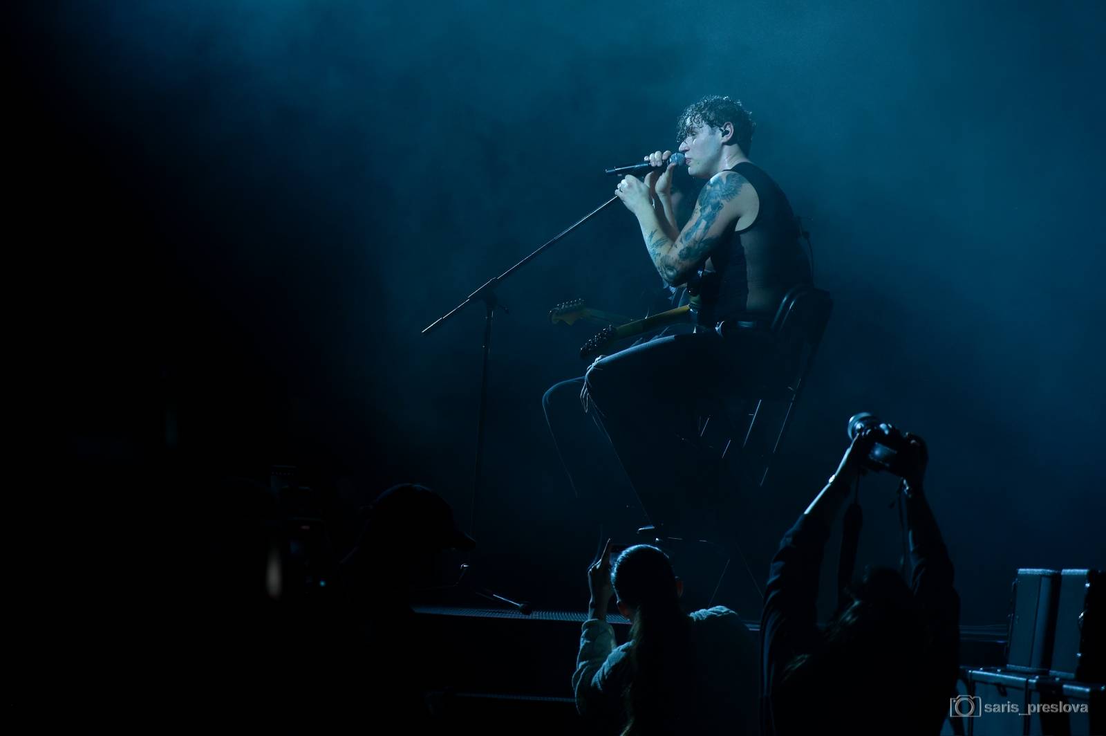 Sofian Medjmedj má za sebou největší show svého života, koncert ve Foru Karlín několikrát kvůli omdlévajícím fanynkám pozastavil