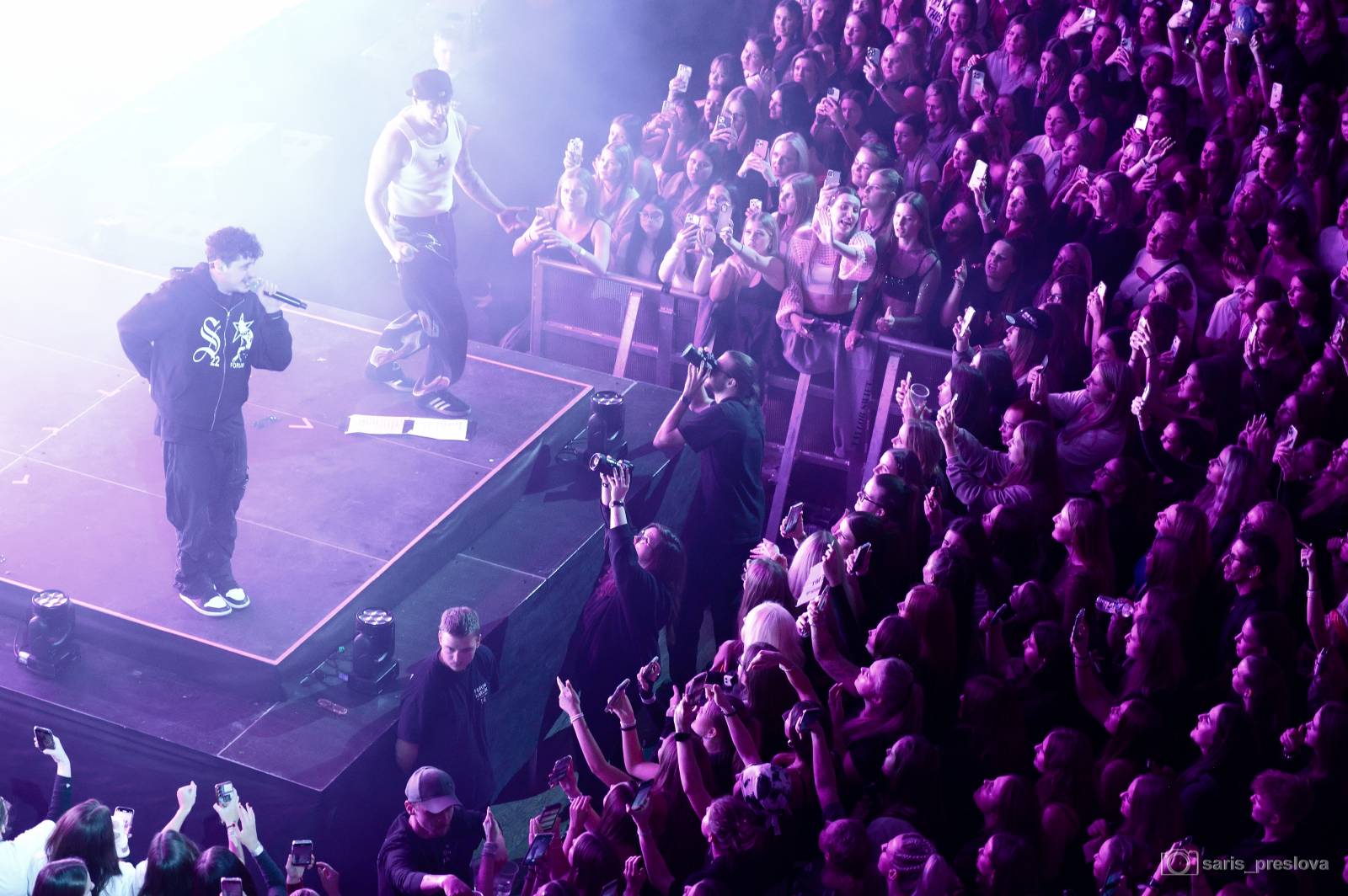 Sofian Medjmedj má za sebou největší show svého života, koncert ve Foru Karlín několikrát kvůli omdlévajícím fanynkám pozastavil