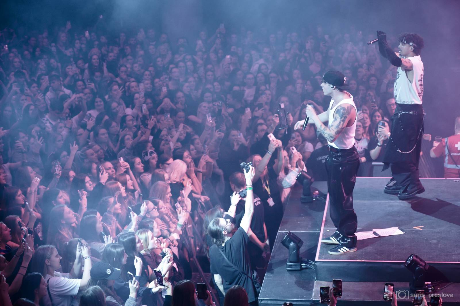 Sofian Medjmedj má za sebou největší show svého života, koncert ve Foru Karlín několikrát kvůli omdlévajícím fanynkám pozastavil