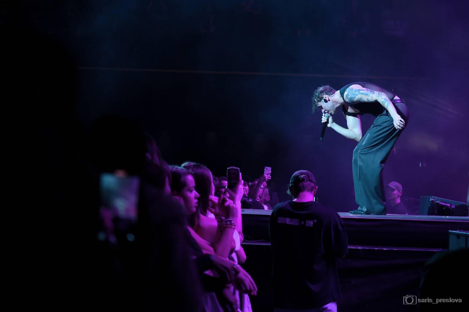 Sofian Medjmedj má za sebou největší show svého života, koncert ve Foru Karlín několikrát kvůli omdlévajícím fanynkám pozastavil