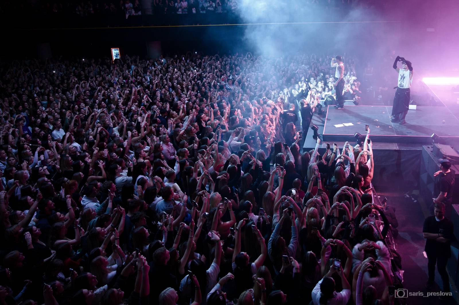 Sofian Medjmedj má za sebou největší show svého života, koncert ve Foru Karlín několikrát kvůli omdlévajícím fanynkám pozastavil