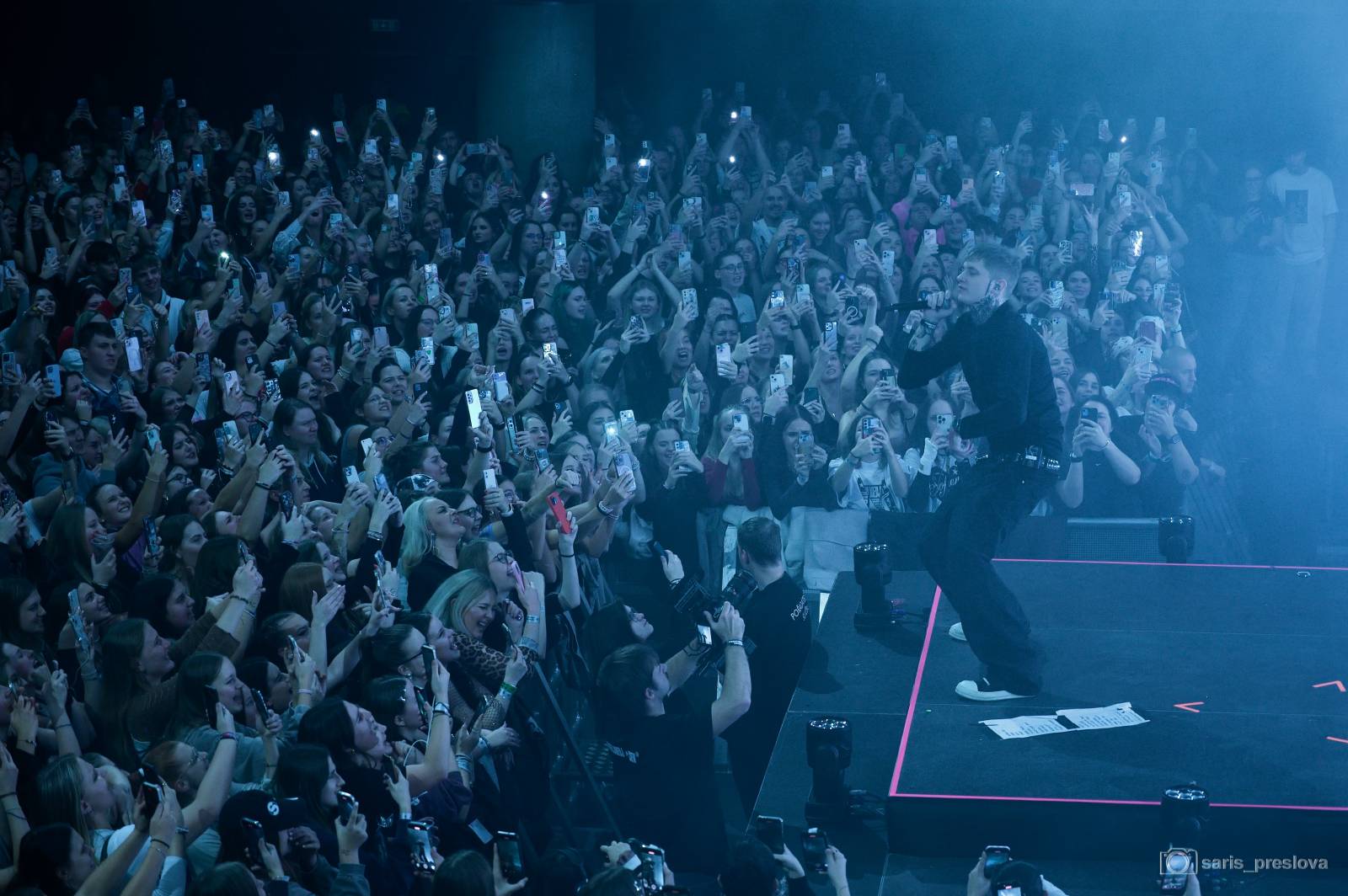 Sofian Medjmedj má za sebou největší show svého života, koncert ve Foru Karlín několikrát kvůli omdlévajícím fanynkám pozastavil