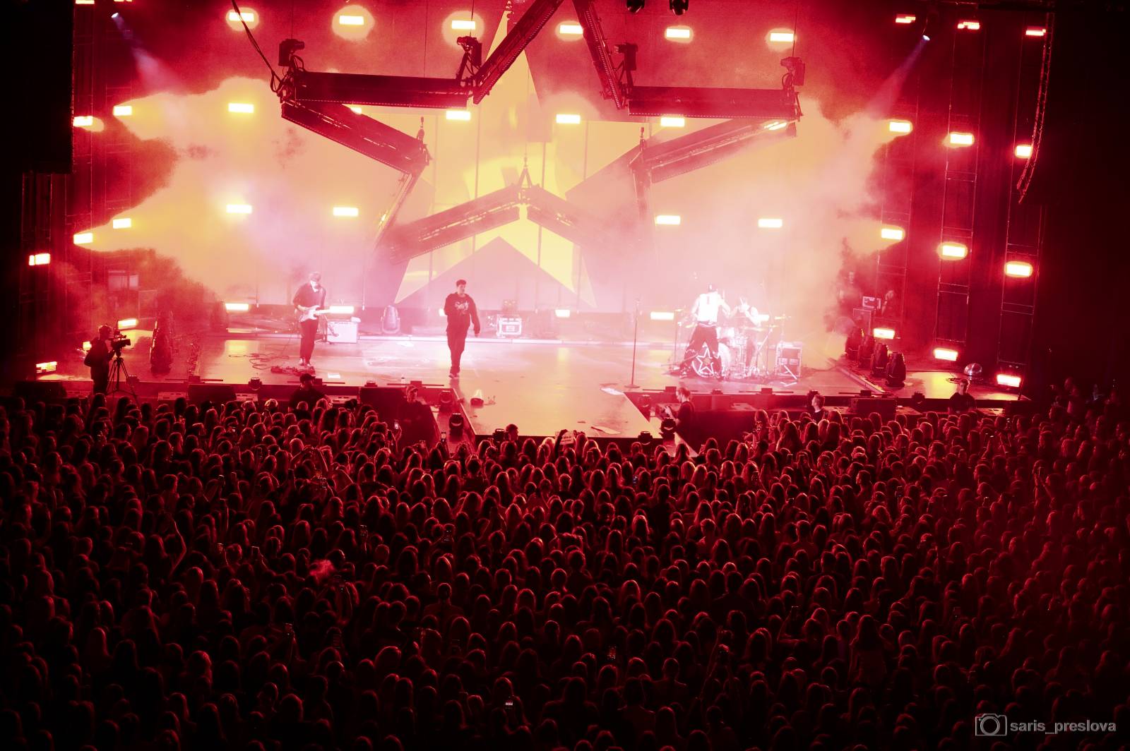 Sofian Medjmedj má za sebou největší show svého života, koncert ve Foru Karlín několikrát kvůli omdlévajícím fanynkám pozastavil