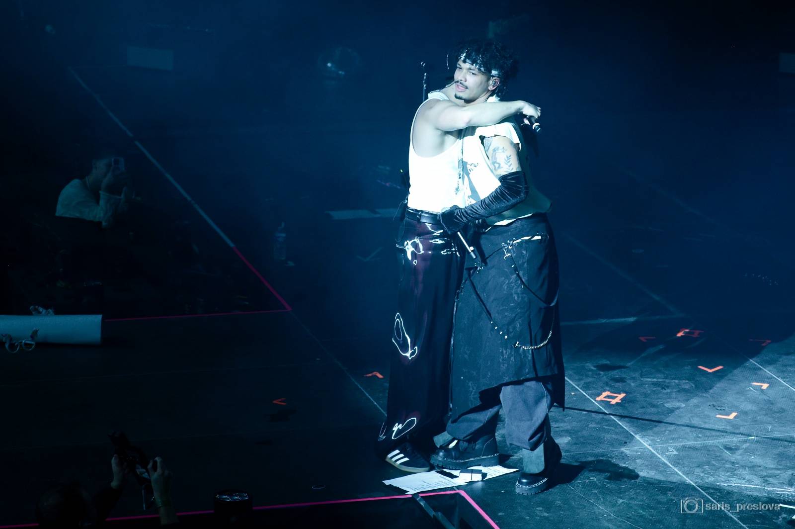 Sofian Medjmedj má za sebou největší show svého života, koncert ve Foru Karlín několikrát kvůli omdlévajícím fanynkám pozastavil