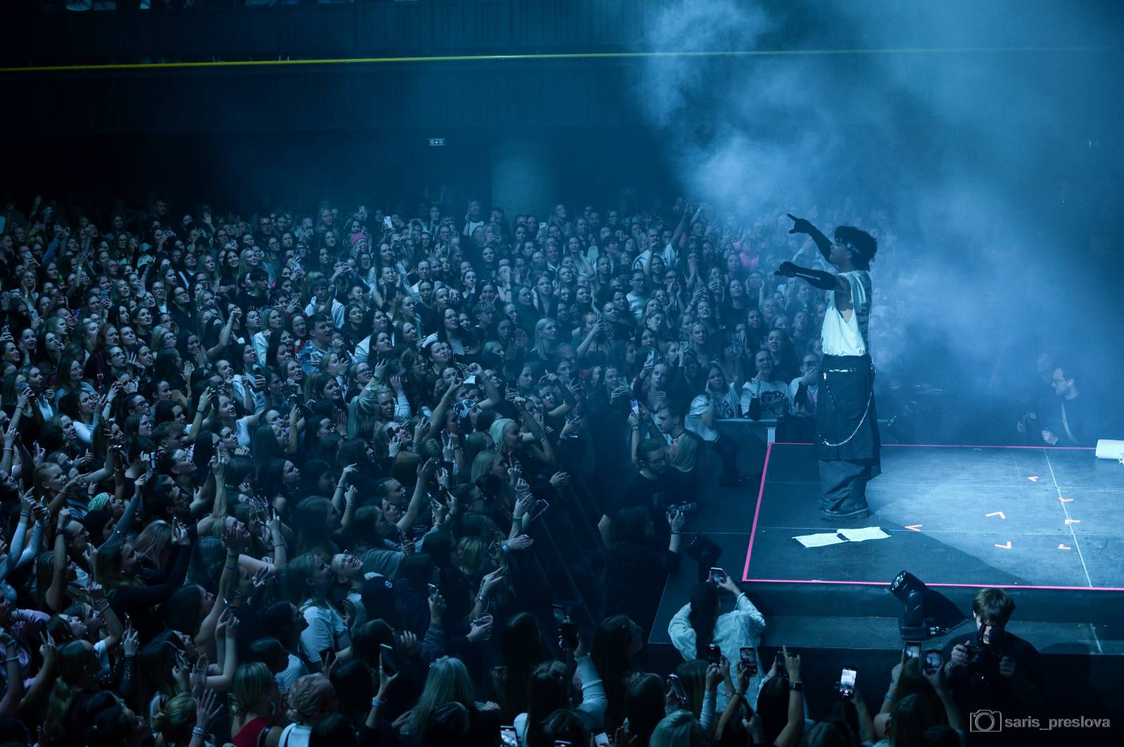 Sofian Medjmedj má za sebou největší show svého života, koncert ve Foru Karlín několikrát kvůli omdlévajícím fanynkám pozastavil