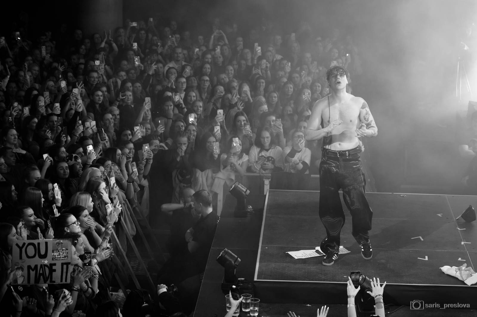 Sofian Medjmedj má za sebou největší show svého života, koncert ve Foru Karlín několikrát kvůli omdlévajícím fanynkám pozastavil