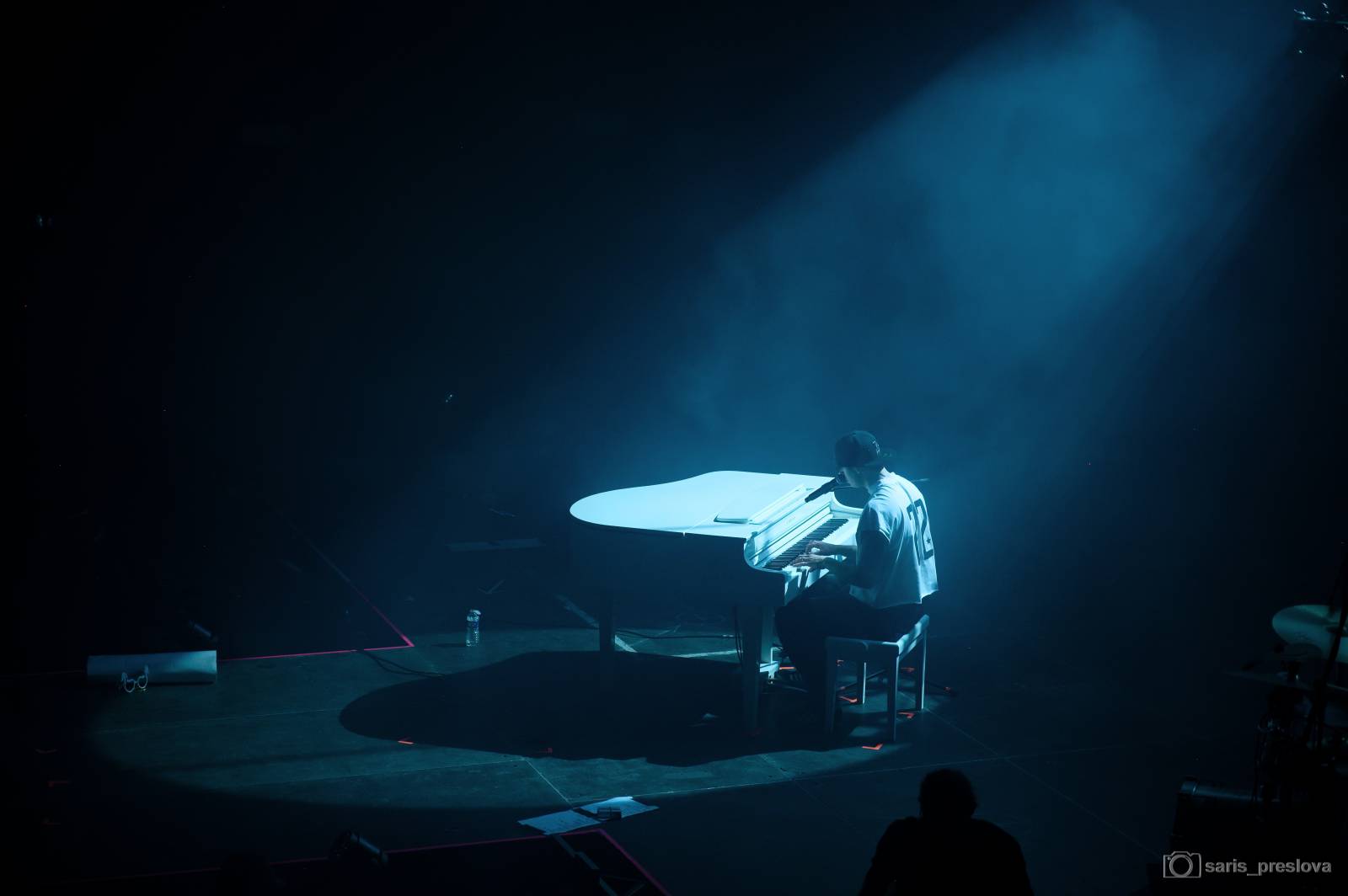 Sofian Medjmedj má za sebou největší show svého života, koncert ve Foru Karlín několikrát kvůli omdlévajícím fanynkám pozastavil