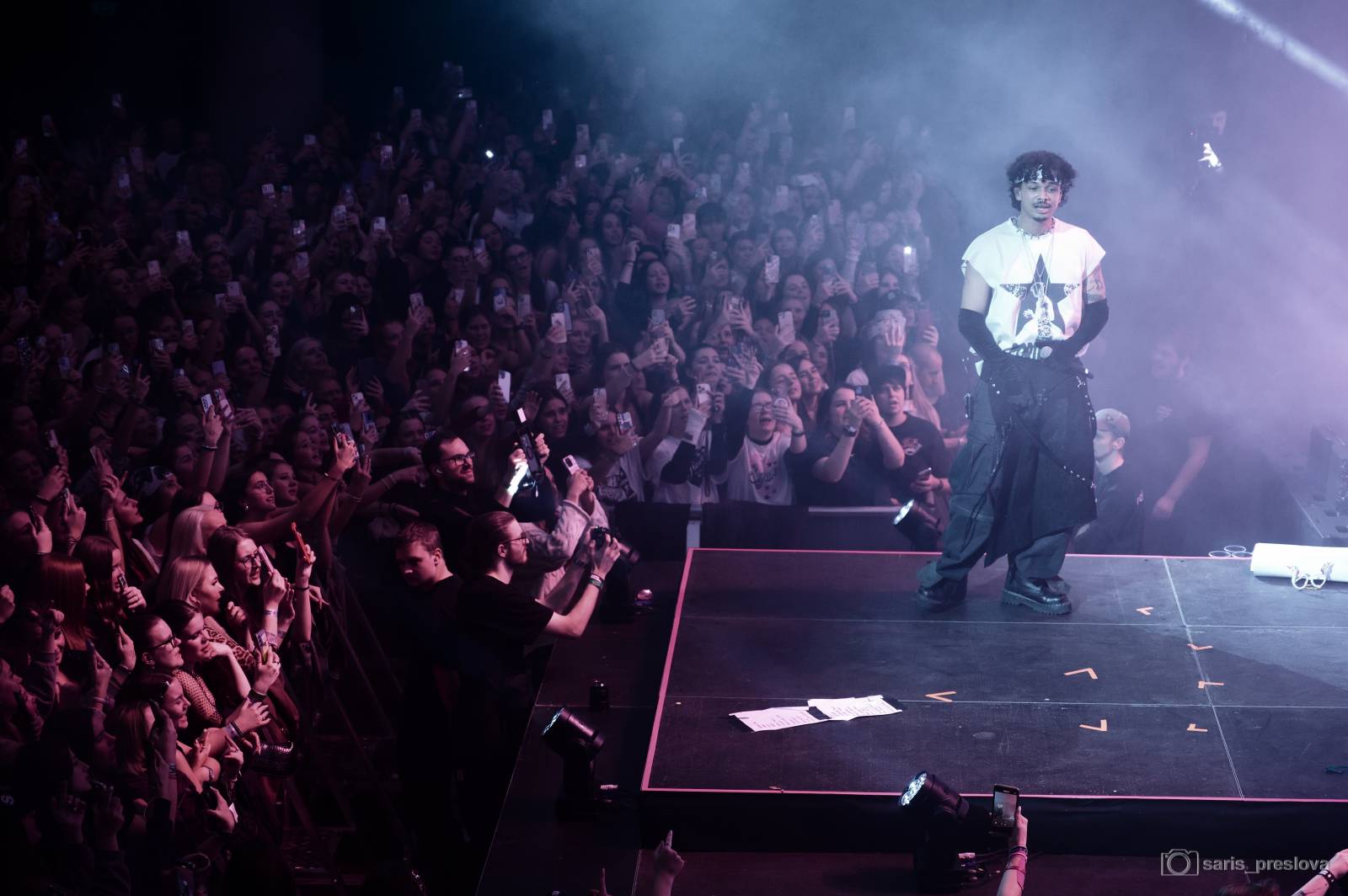 Sofian Medjmedj má za sebou největší show svého života, koncert ve Foru Karlín několikrát kvůli omdlévajícím fanynkám pozastavil