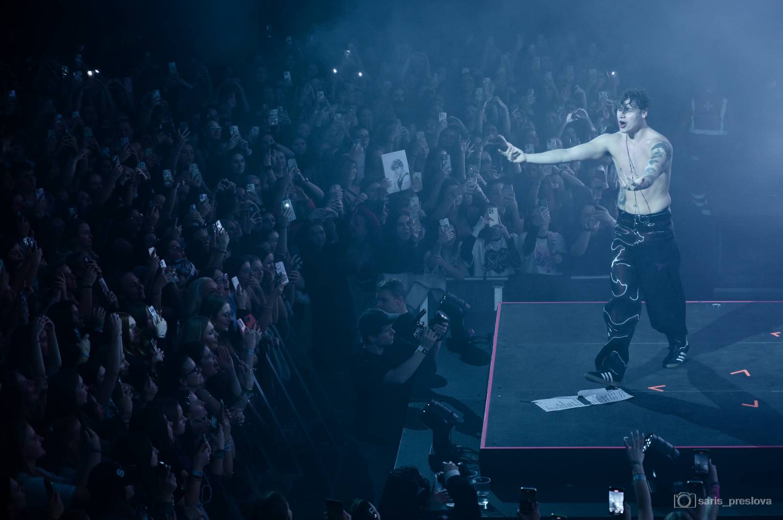 Sofian Medjmedj má za sebou největší show svého života, koncert ve Foru Karlín několikrát kvůli omdlévajícím fanynkám pozastavil