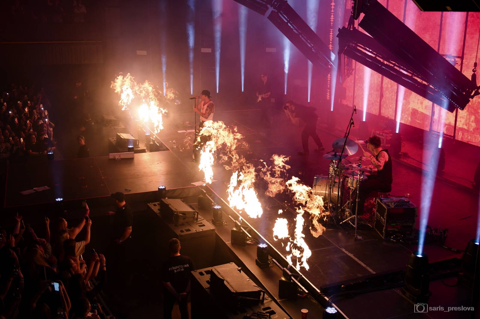 Sofian Medjmedj má za sebou největší show svého života, koncert ve Foru Karlín několikrát kvůli omdlévajícím fanynkám pozastavil