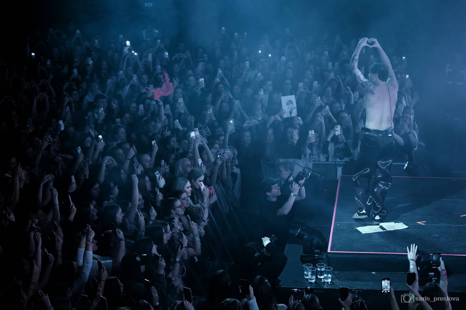 Sofian Medjmedj má za sebou největší show svého života, koncert ve Foru Karlín několikrát kvůli omdlévajícím fanynkám pozastavil