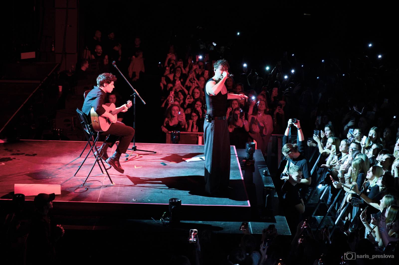 Sofian Medjmedj má za sebou největší show svého života, koncert ve Foru Karlín několikrát kvůli omdlévajícím fanynkám pozastavil