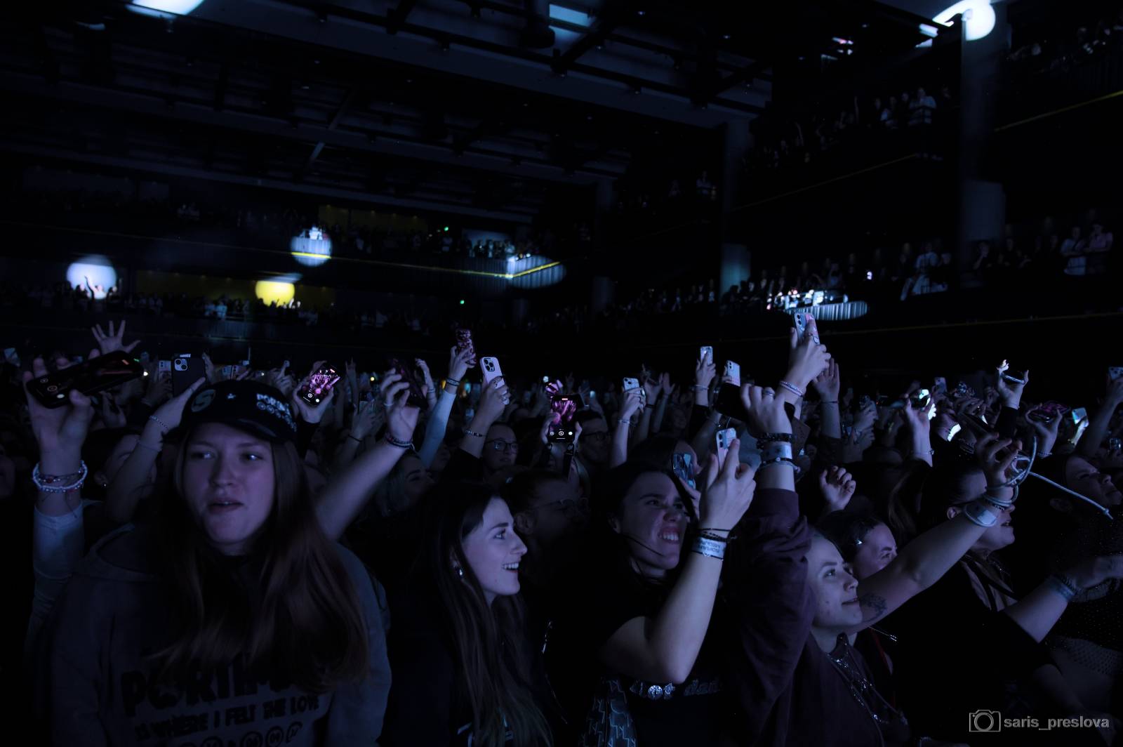 Sofian Medjmedj má za sebou největší show svého života, koncert ve Foru Karlín několikrát kvůli omdlévajícím fanynkám pozastavil