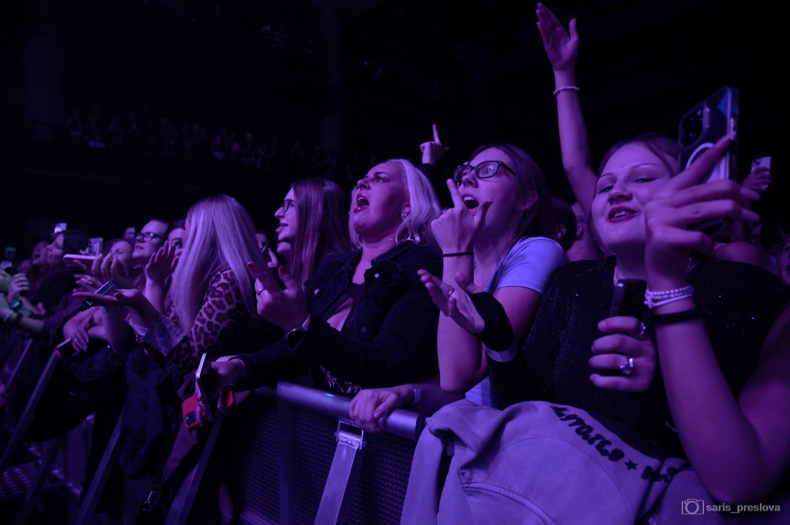 Sofian Medjmedj má za sebou největší show svého života, koncert ve Foru Karlín několikrát kvůli omdlévajícím fanynkám pozastavil