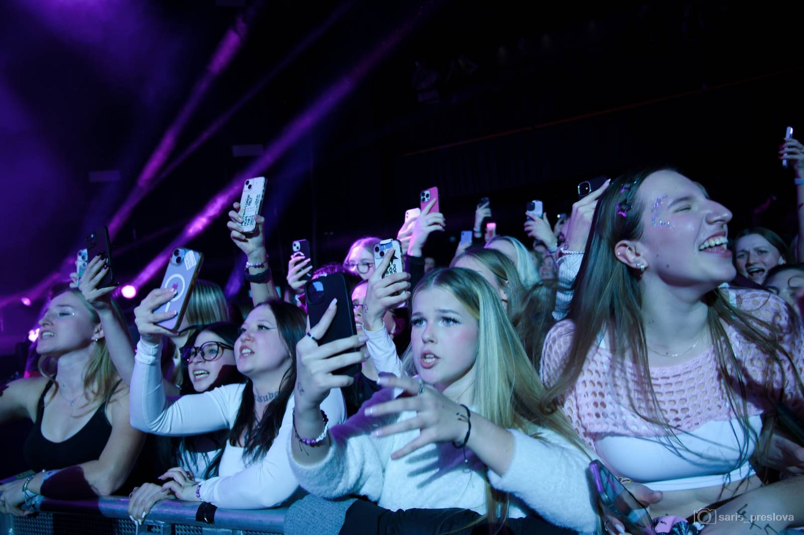 Sofian Medjmedj má za sebou největší show svého života, koncert ve Foru Karlín několikrát kvůli omdlévajícím fanynkám pozastavil