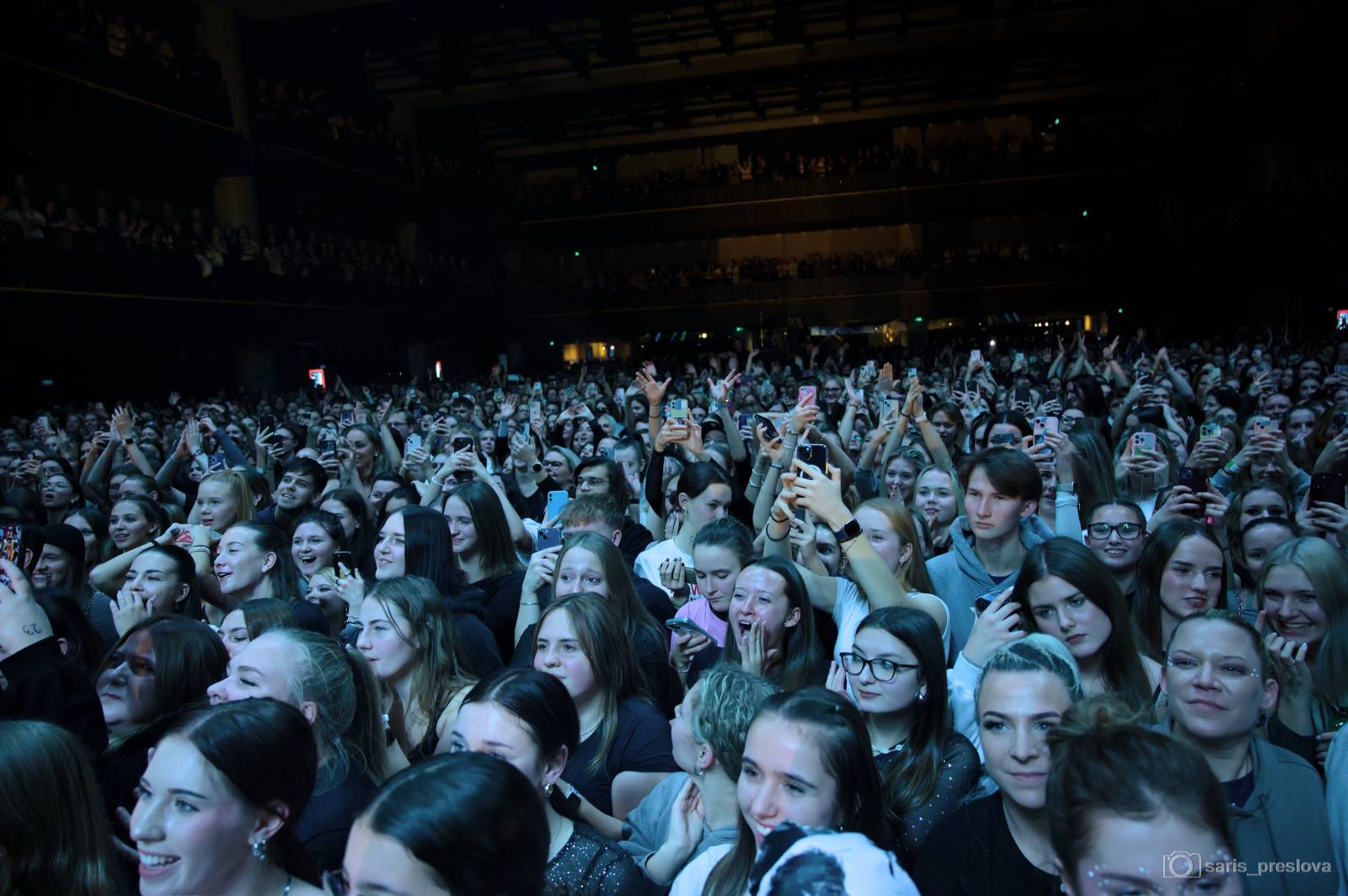 Sofian Medjmedj má za sebou největší show svého života, koncert ve Foru Karlín několikrát kvůli omdlévajícím fanynkám pozastavil