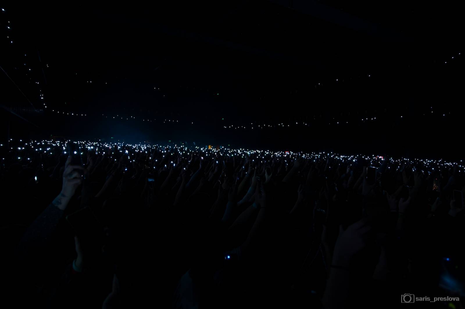 Sofian Medjmedj má za sebou největší show svého života, koncert ve Foru Karlín několikrát kvůli omdlévajícím fanynkám pozastavil